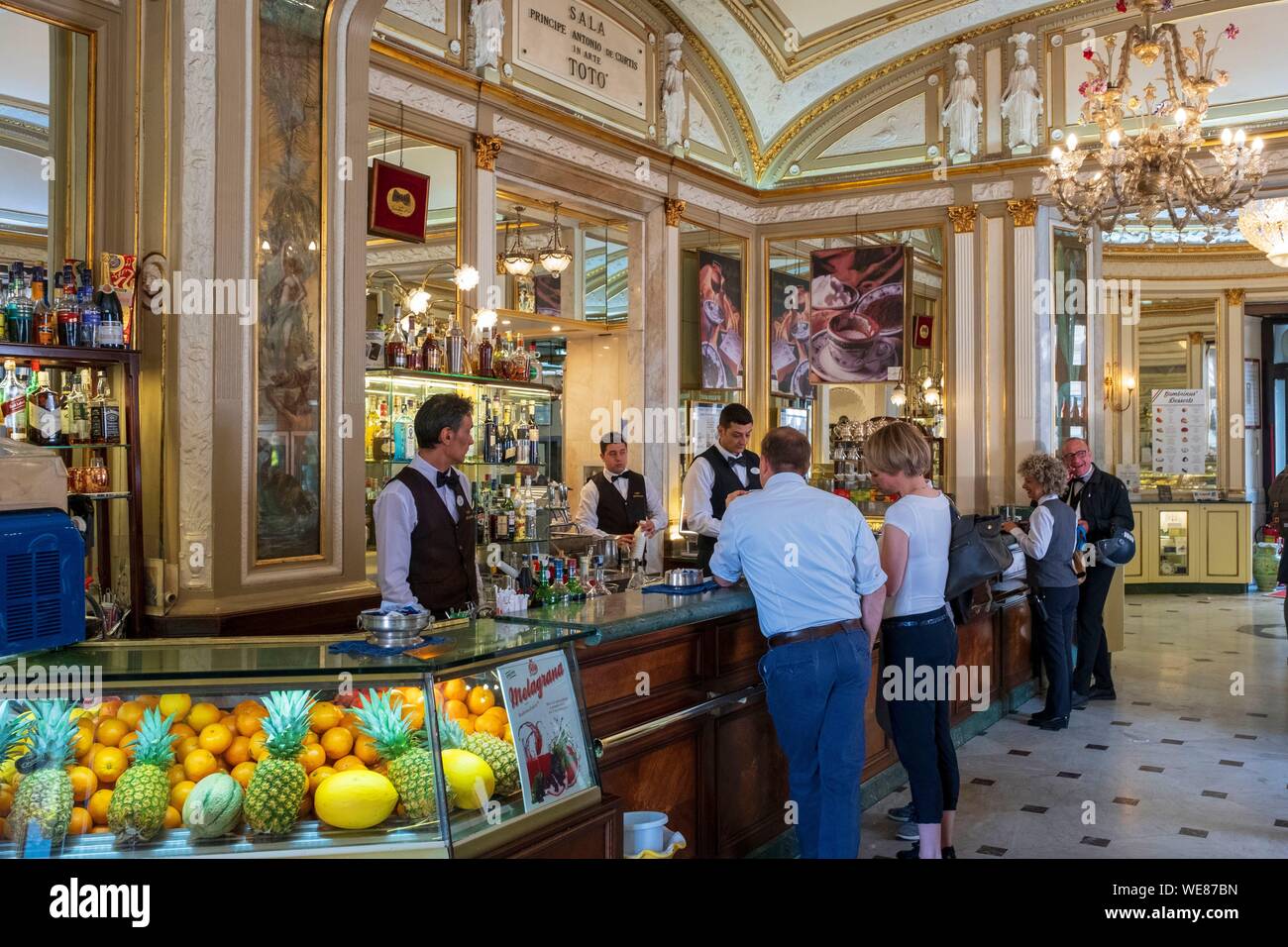 L'Italia, Campania, Napoli, centro storico elencati come patrimonio mondiale dall' UNESCO, Via Chiaia, Gran Caffè Gambrinus Foto Stock