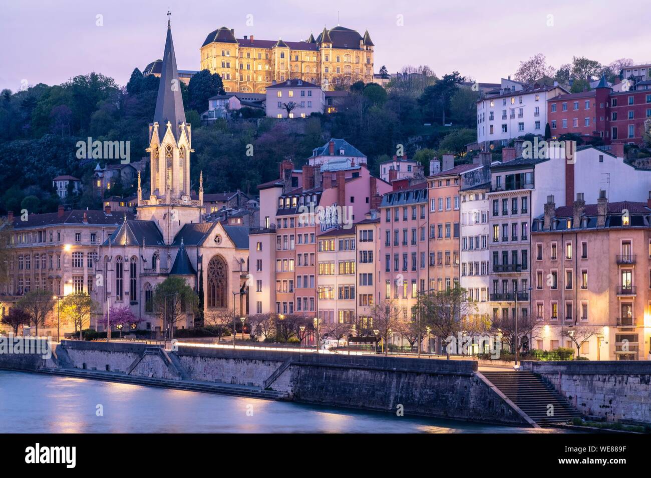 Francia, Rhone, Lione, storico quartiere elencati come Patrimonio Mondiale dell'UNESCO, Lione Vecchia, Quai Fulchiron sulle rive del fiume Saona, Saint Georges chiesa e Saint-Just College sul colle Fourviere Foto Stock