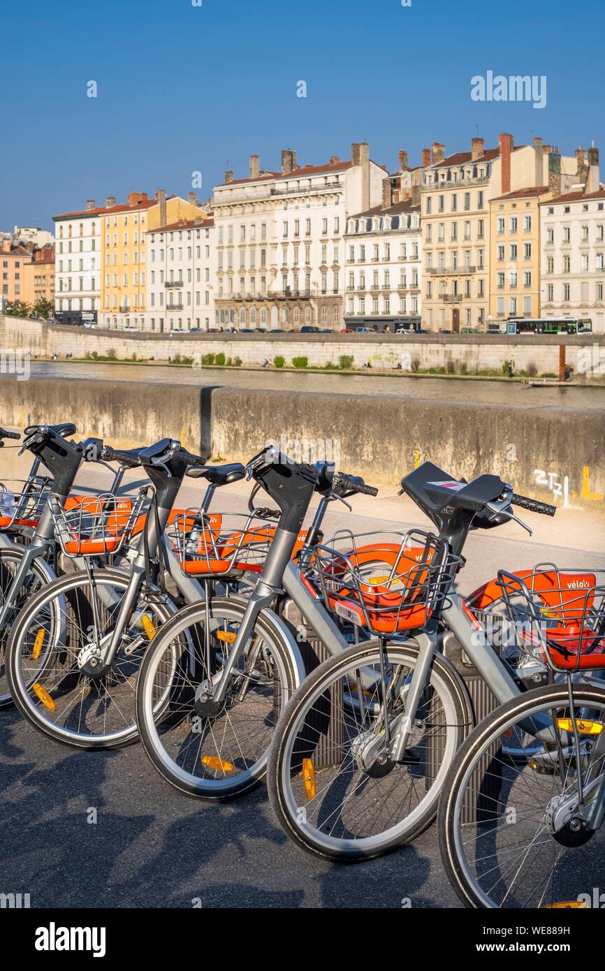 Francia, Rhone, Lione, storico quartiere elencati come Patrimonio Mondiale dell'UNESCO, Lione Vecchia, Quai Fulchiron sulle rive del fiume Saona, Velo v è un self-service noleggio sistema istituito per la Lyon Metropole Foto Stock