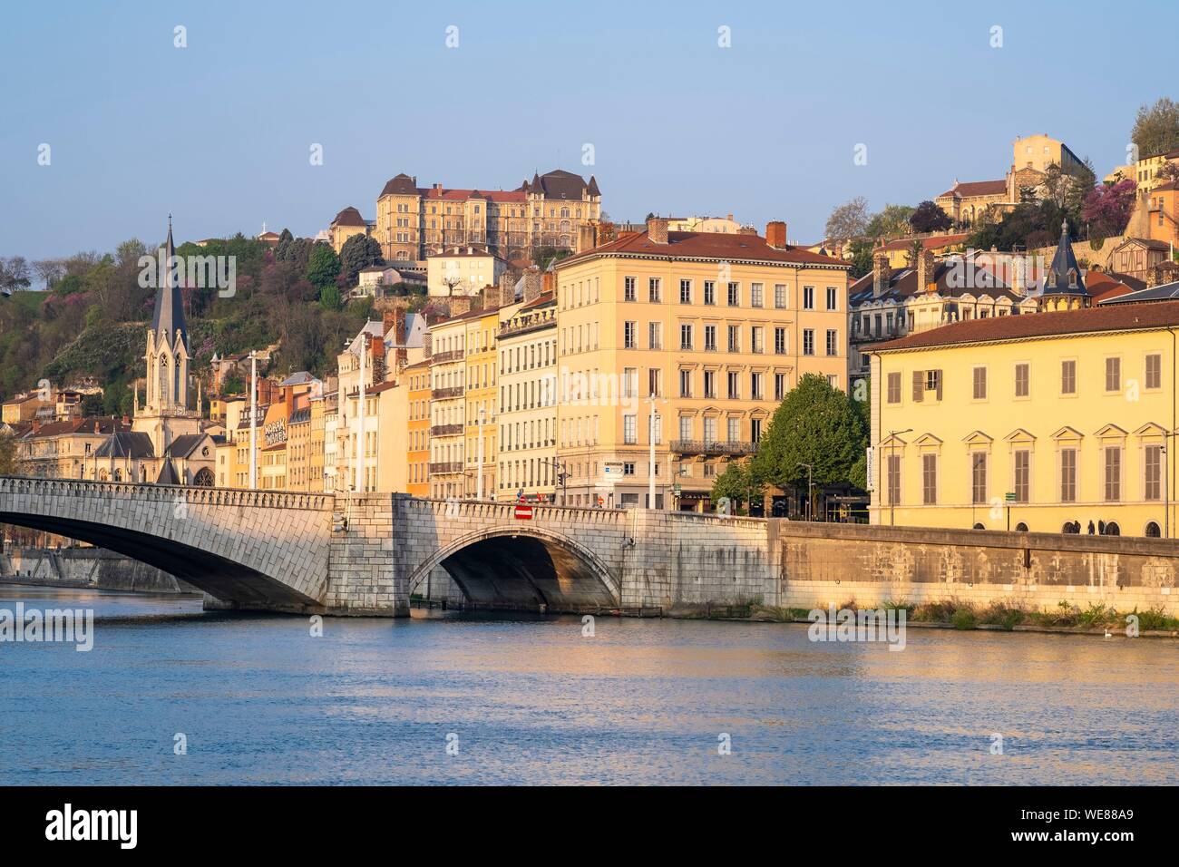 Francia, Rhone, Lione, storico quartiere elencati come Patrimonio Mondiale dell'UNESCO, Lione Vecchia, Quai Fulchiron, Bonaparte ponte sul fiume Saona e Saint Georges chiesa, Saint-Just College sul colle Fourviere in background Foto Stock