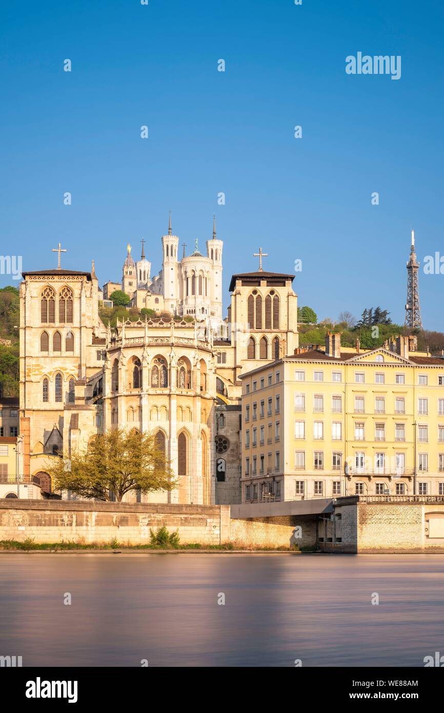 Francia, Rhone, Lione, storico quartiere elencati come Patrimonio Mondiale dell'UNESCO, Lione Vecchia, le sponde del fiume Saone, Saint-Jean e la Cattedrale di Notre-dame de Fourviere Basilica in background Foto Stock