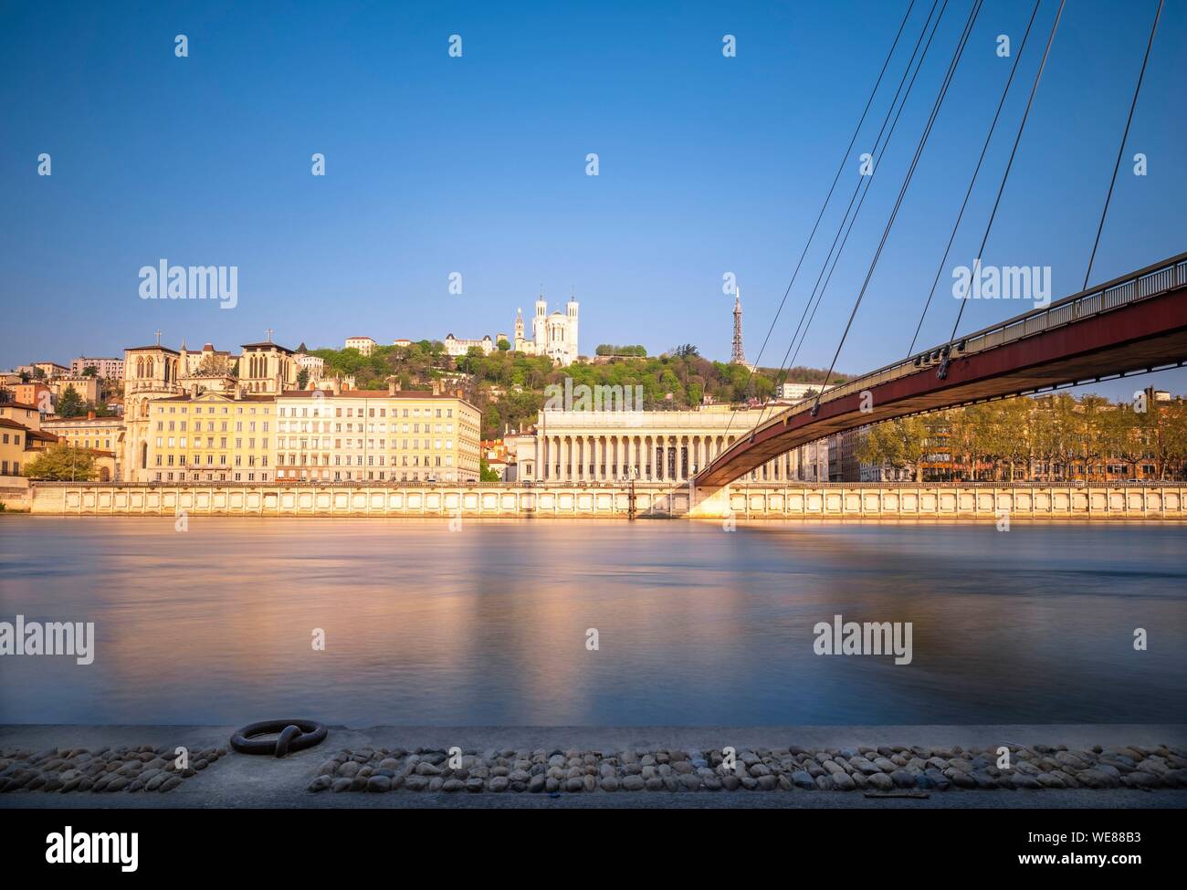 Francia, Rhone, Lione, storico quartiere elencati come Patrimonio Mondiale dell'UNESCO, rive del fiume Saone, courthouse passerella e Notre-dame de Fourviere Basilica in background Foto Stock