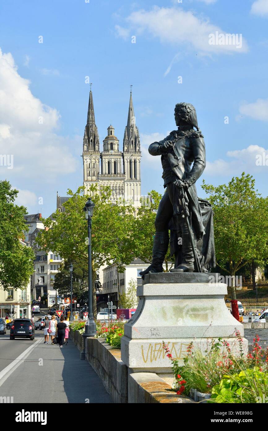 Francia, Maine et Loire, Angers, Beaurepaire statua a Verdun ponte sul fiume Maine e Saint Maurice cattedrale Foto Stock