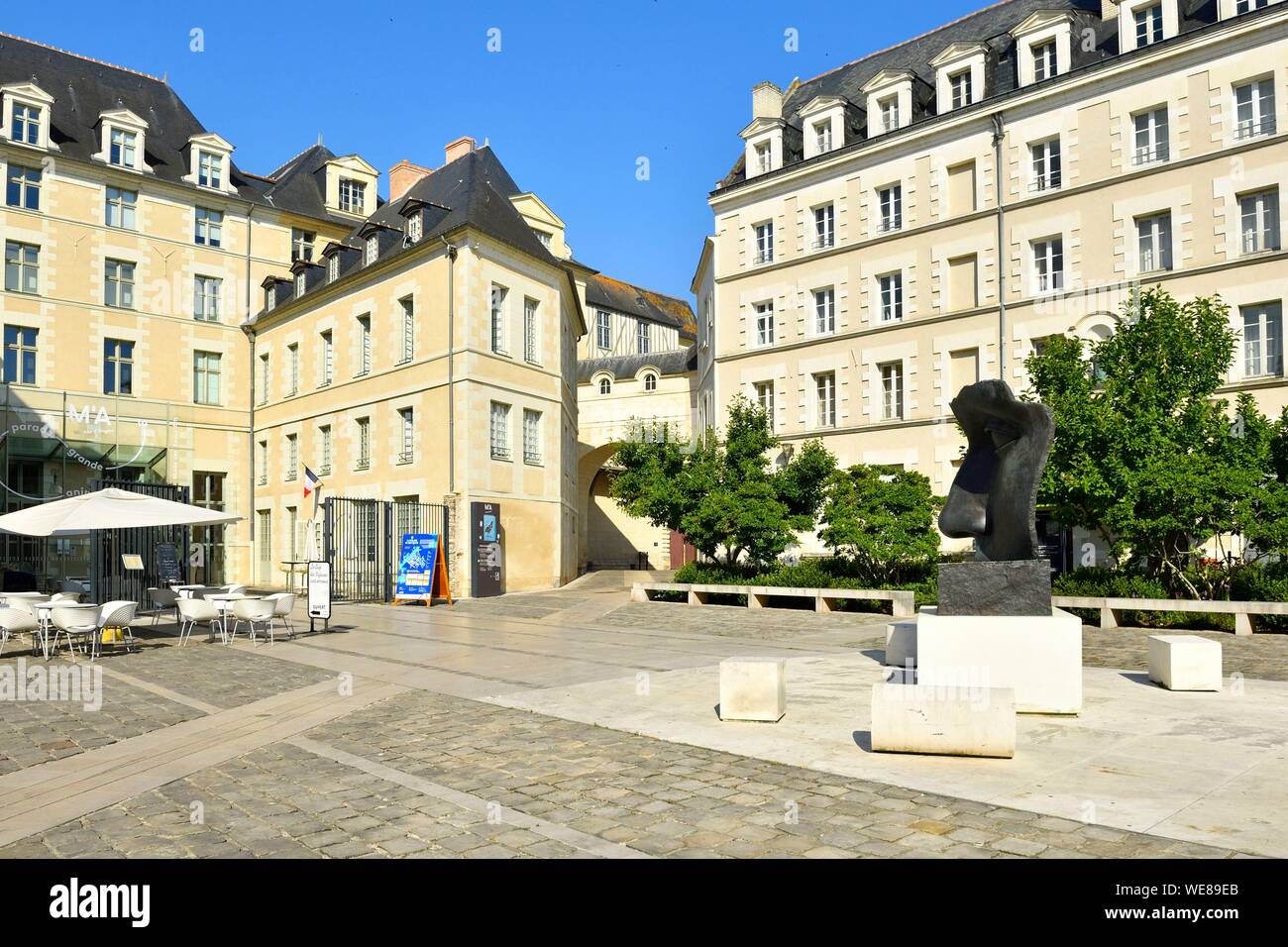 Francia, Maine et Loire, Angers, Place Saint Éloi, il museo di Belle Arti Per Adriano, scultura in bronzo dello scultore Igor Mitoraj Foto Stock