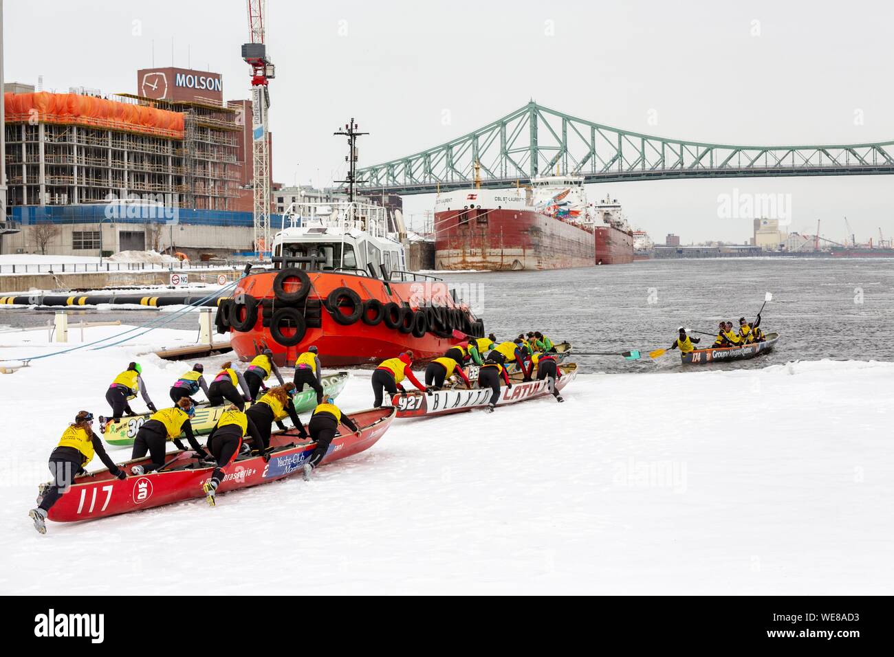 Canada, Provincia di Quebec, Montreal, congelato St. Lawrence gara di canoa, con partenza dal Porto di Montreal Vecchia Foto Stock