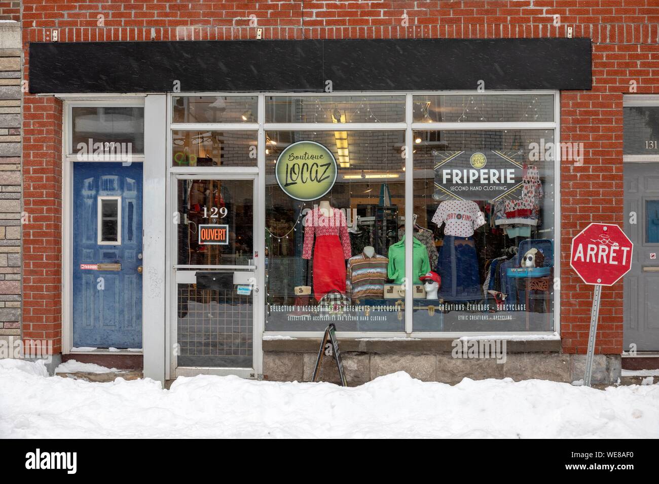Canada, Provincia di Quebec, Montreal, il Plateau-Mont-Royal quartiere dopo una tempesta di neve, usato negozio di abbigliamento, parsimonia store LOCAZ Foto Stock