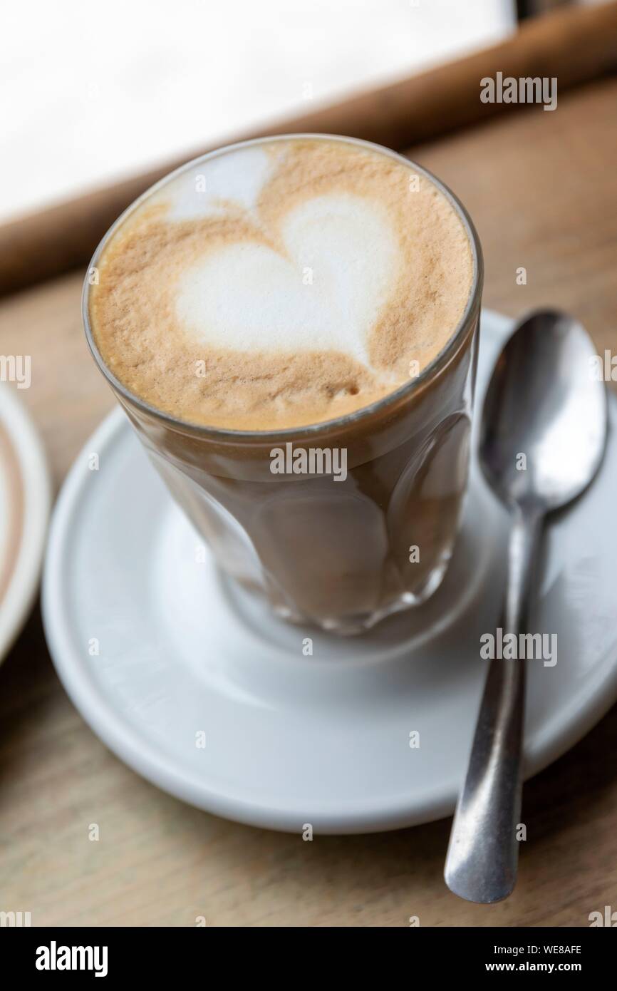 Canada, Provincia di Quebec, Montreal, quartiere Villeray, Ferlucci caffè, latte macchiato di una tazza di caffè Foto Stock