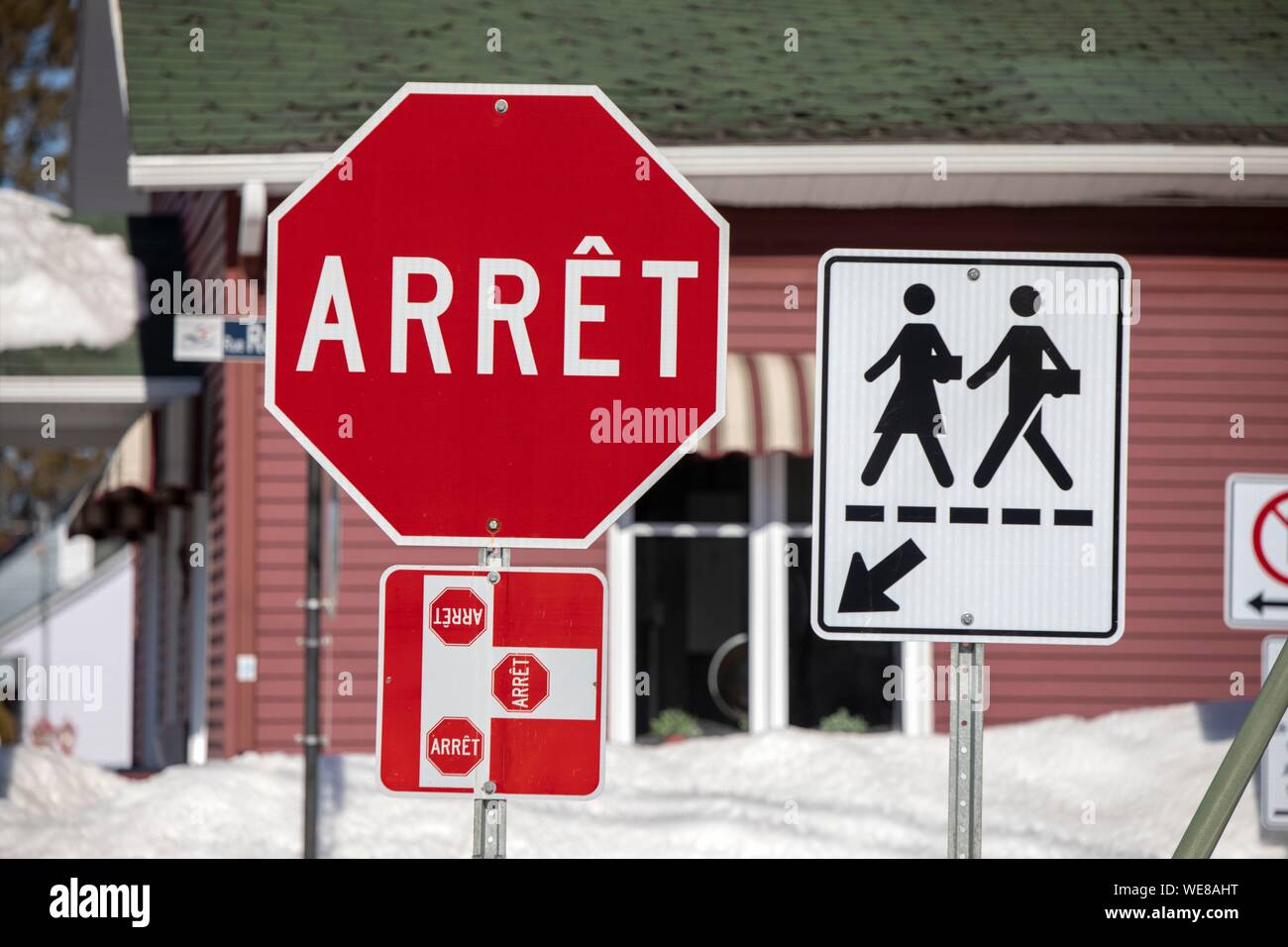 Canada, Québec provincia, regione Mauricie, Shawinigan e la zona circostante, Sainte-Flore villaggio in Grand-Mère, cartelli stradali, segnali di stop e crosswalk pedonale Foto Stock