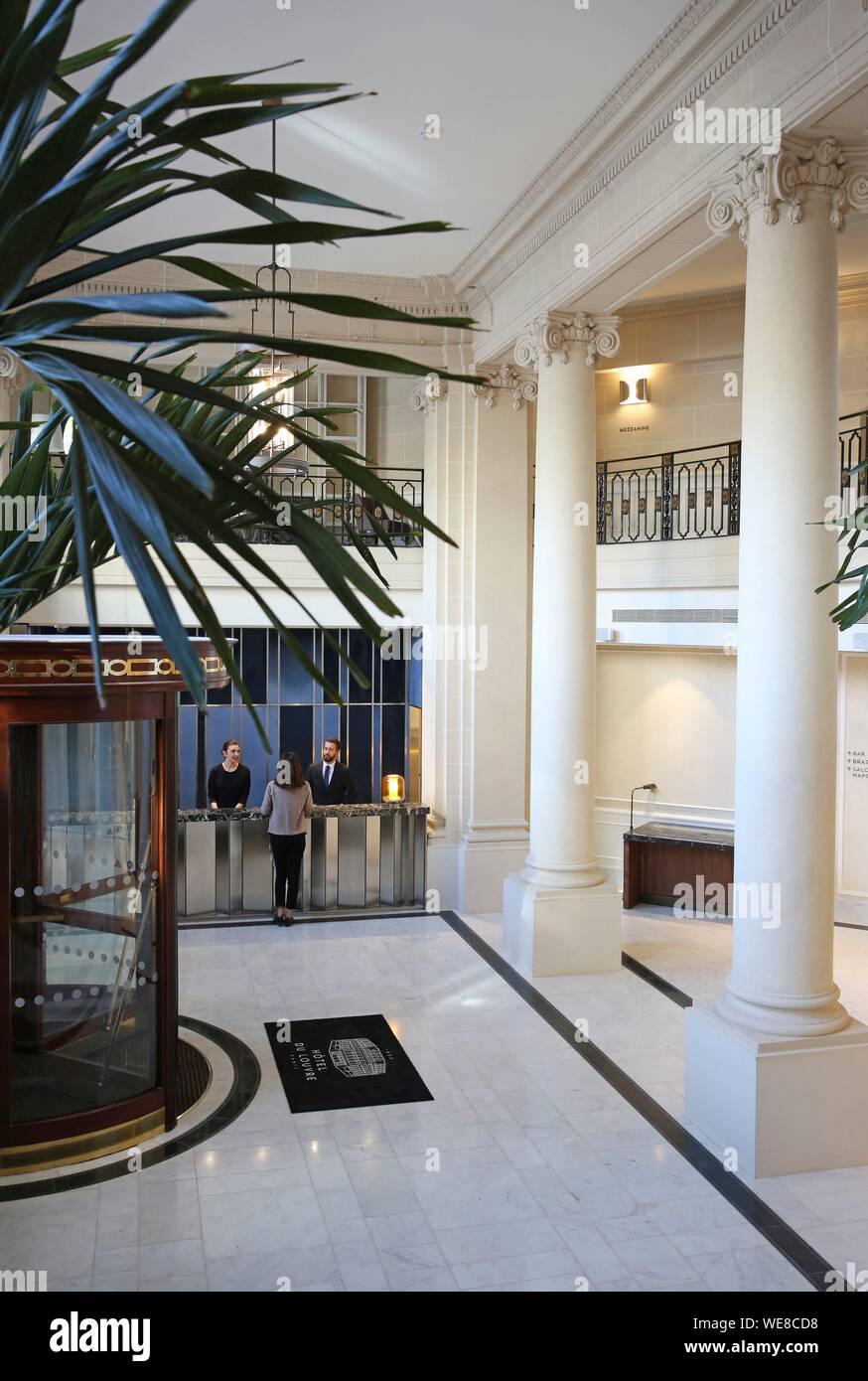 Francia, Parigi, Hotel du Louvre, Concierge e client in the colonnade lobby dell'Hotel du Louvre appartenenti al gruppo Hyatt Foto Stock