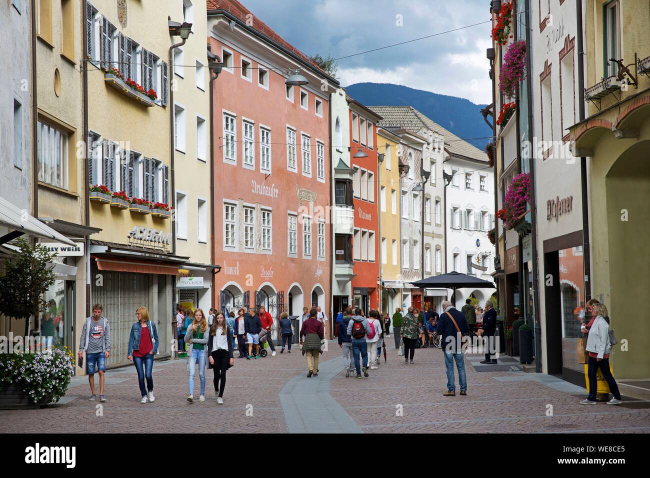 L'Italia, provincia autonoma di Bolzano e Brunico, gli spettatori in un vicolo pedonale del centro città con facciate colorate Foto Stock