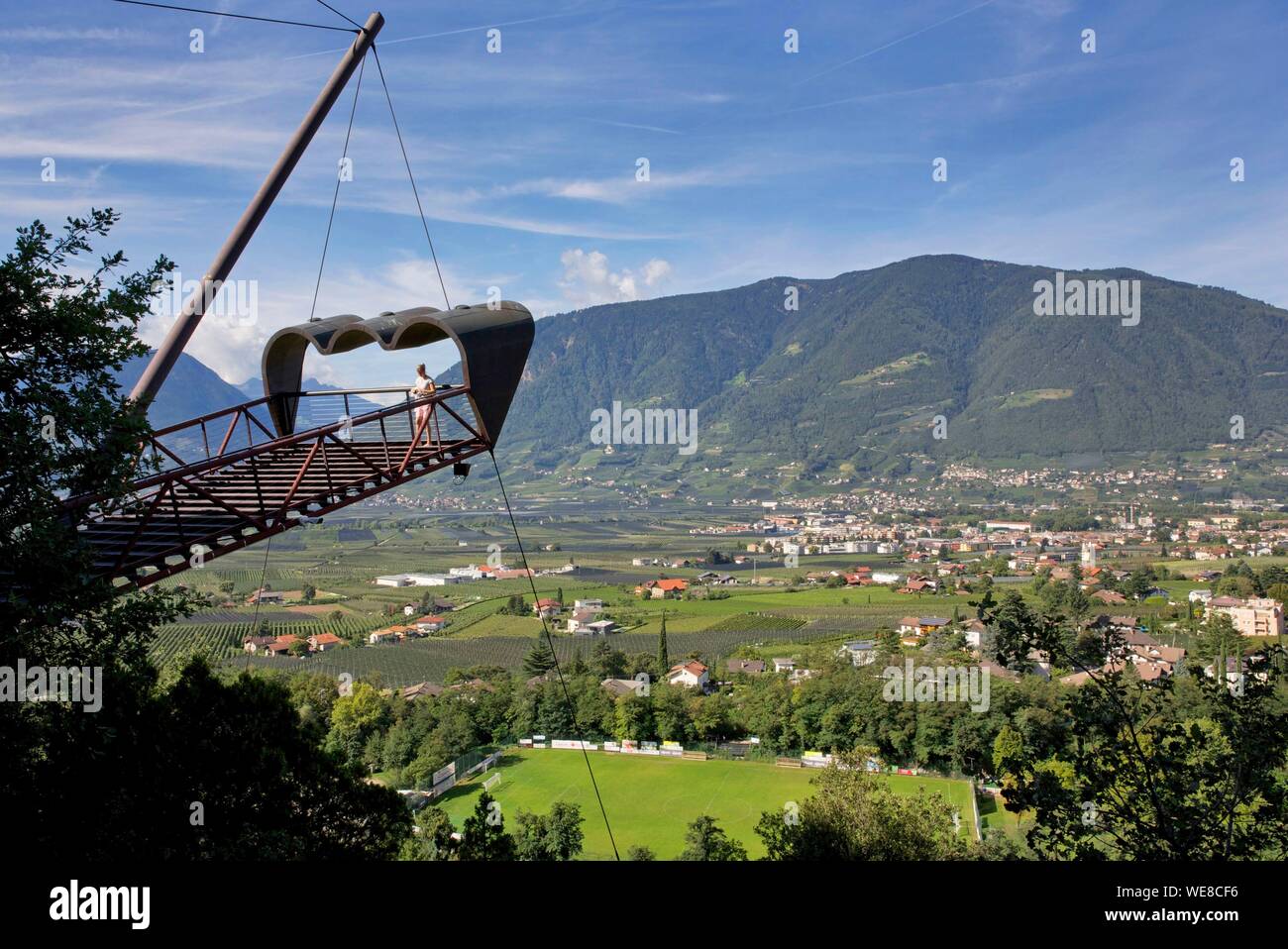 L'Italia, provincia autonoma di Bolzano, Merano, promontorio sospeso tra le colline e il giardino botanico di Castel Trauttmansdorff Foto Stock