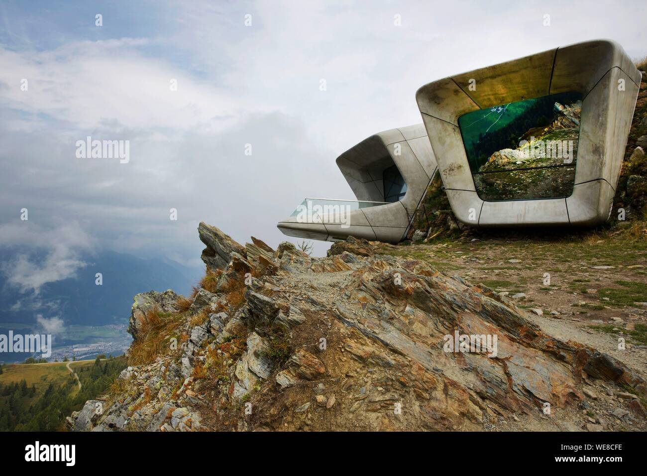 L'Italia, provincia autonoma di Bolzano, Val Pusteria, Messner Mountain Museum, museo futurista firmato Zaha Hadid incrostato in roccia alla sommità di una montagna e dedicato alla montagna e all'alpinista Reinhold Messner Foto Stock