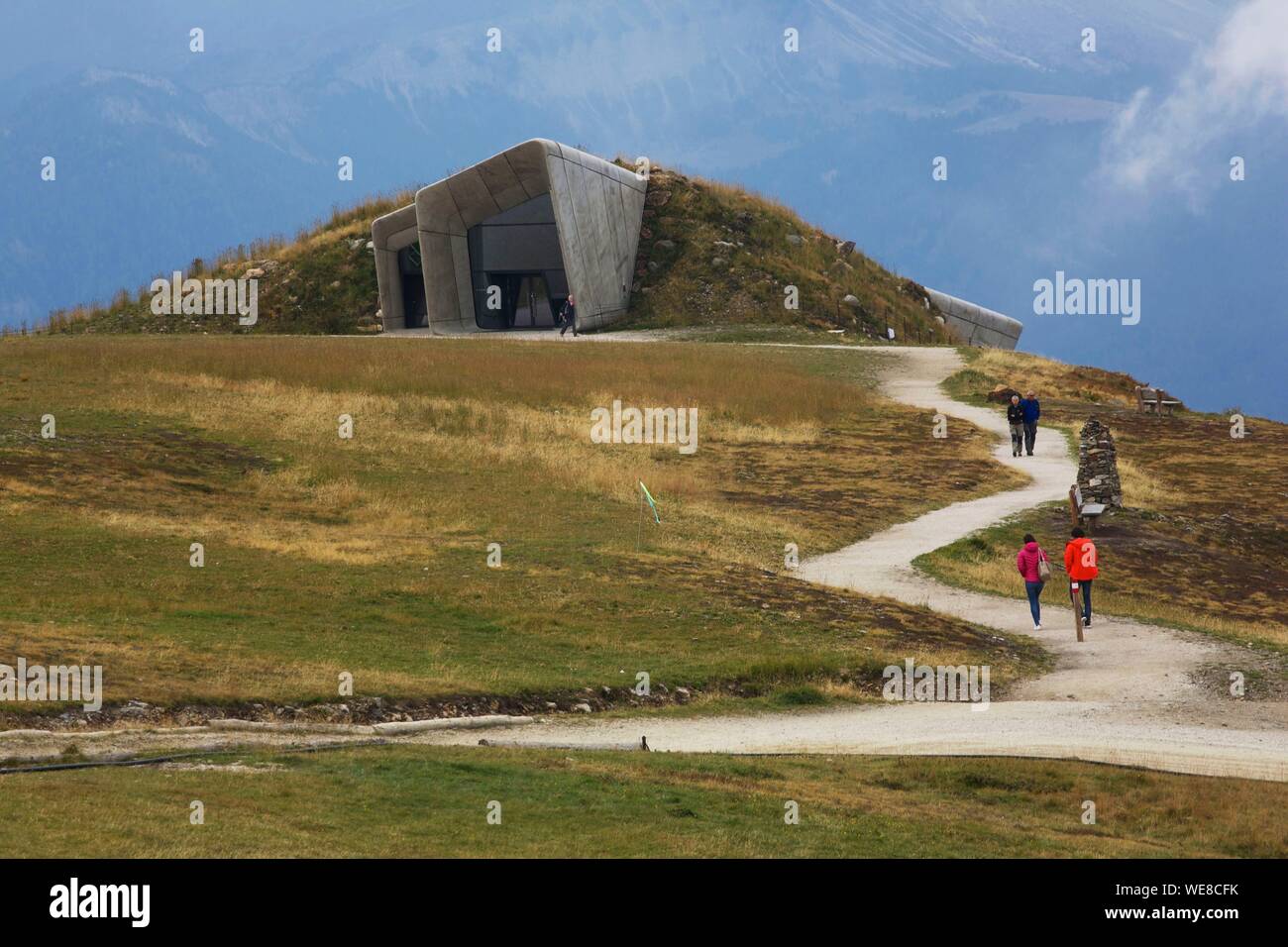 L'Italia, provincia autonoma di Bolzano, Val Pusteria, gli escursionisti su un sentiero di accesso al Messner Mountain Museum, museo futurista firmato Zaha Hadid arroccato sulla cima di una montagna e dedicato a montanaro e alpinista Reinhold Messner Foto Stock