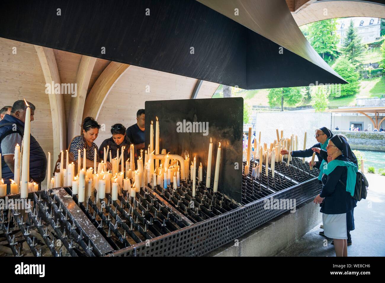 Francia, Hautes Pirenei, Lourdes, Santuario di Nostra Signora di Lourdes, candela tostatore Foto Stock