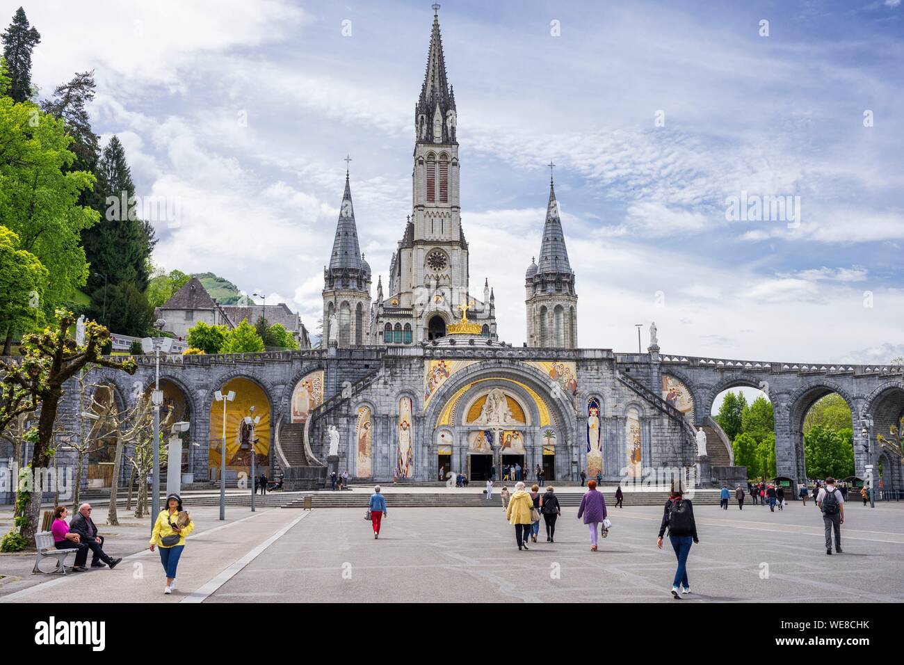 Francia, Hautes Pirenei, Lourdes, Santuario di Nostra Signora di Lourdes, Basilica dell Immacolata Concezione e la Basilica del Rosario Foto Stock