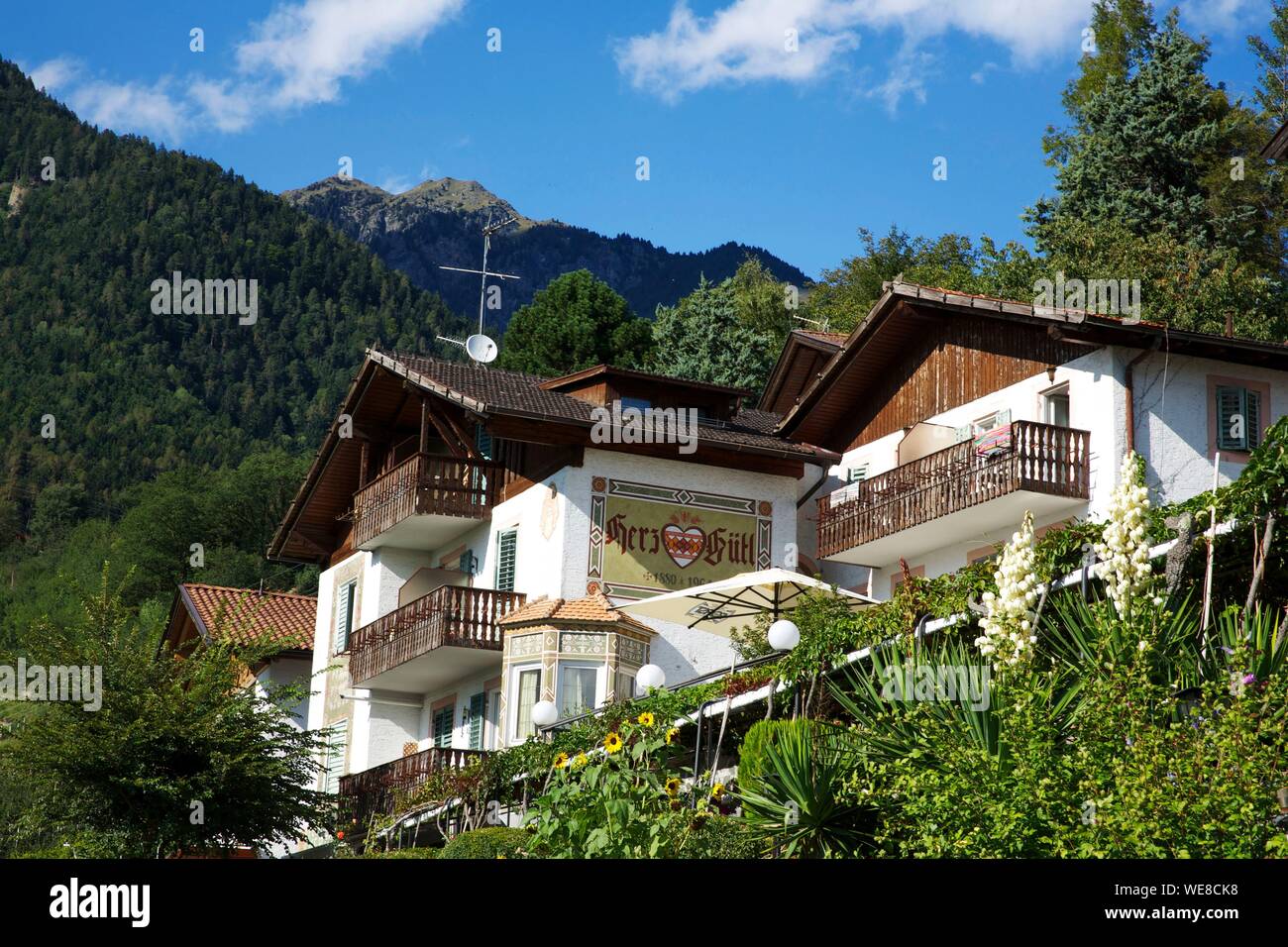 L'Italia, provincia autonoma di Bolzano, Tirol, chalet con balconi di legno nel villaggio del Tirolo che diede il suo nome alla regione del Tirolo Foto Stock