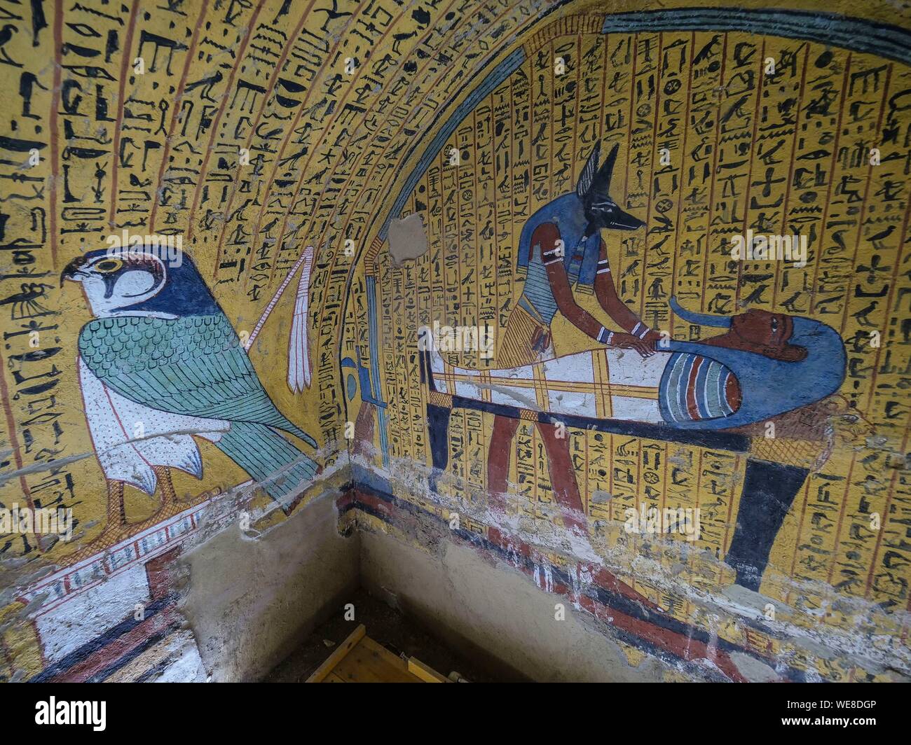 L'Egitto, la Valle del Nilo, necropoli tebana, policromi dipinti sulle pareti delle tombe nelle rovine del villaggio di Deir el-Medineh nei pressi di Luxor Foto Stock