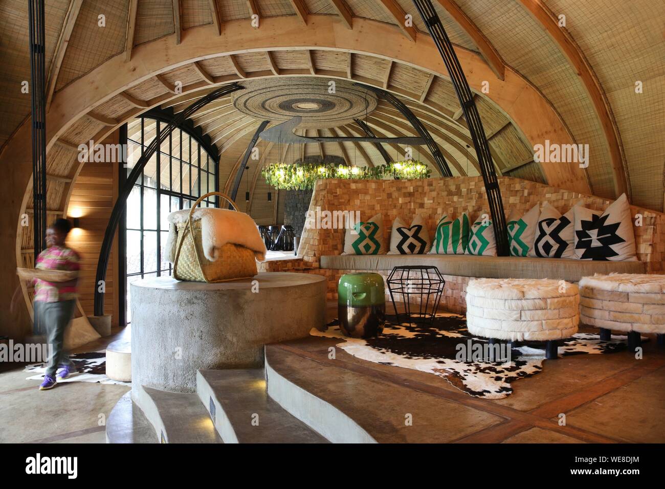 Ruanda, Parco Nazionale Vulcani, interno del Bisate Lodge, un lodge della Wilderness Safari hotel group, il cui design è ispirato dall'ex palazzo reale di Nyanza Foto Stock