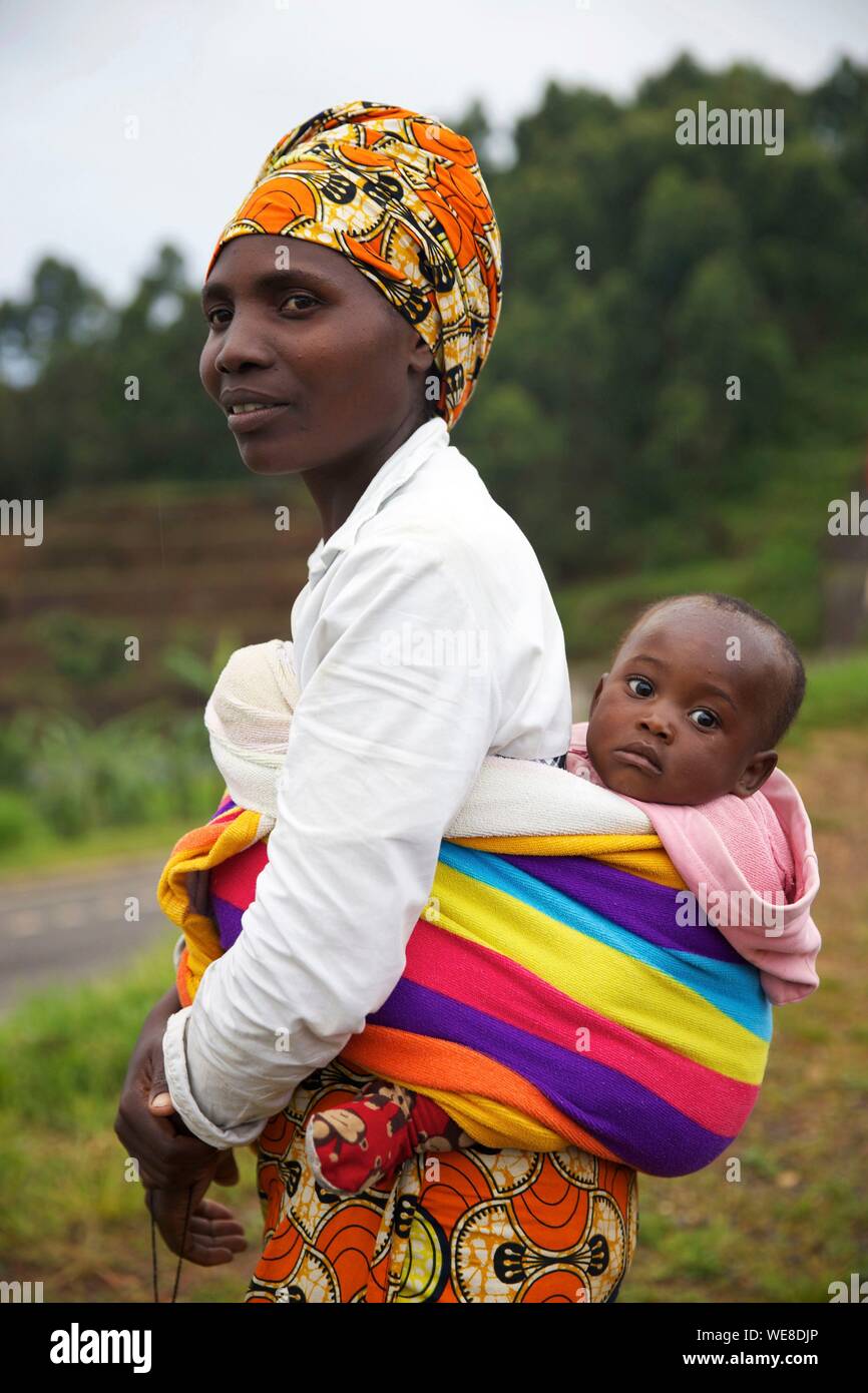 Ruanda, Gisakura, donna che indossa un turbante colorato e portando il suo bambino sulla schiena Foto Stock