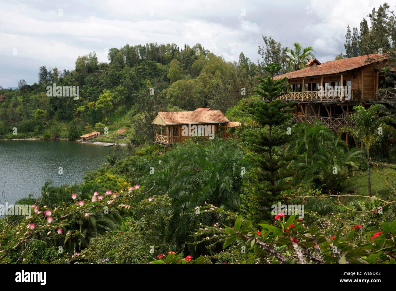 Il Ruanda, il lago Kivu, padiglioni di Cormoran lodge poste su una banca verde del Lago Kivu Foto Stock