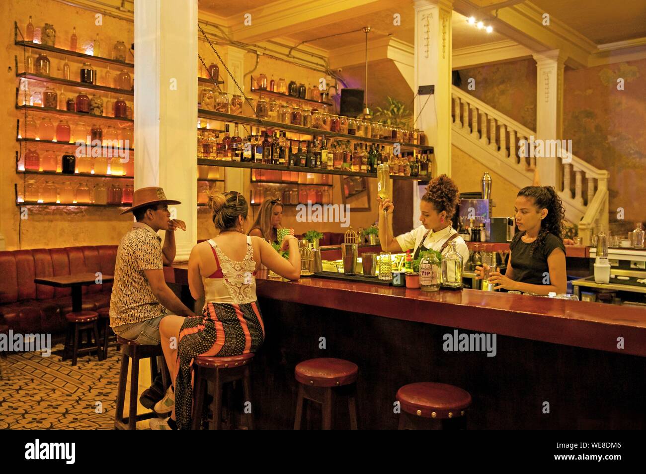 La Colombia, Dipartimento di Bolivar, Cartagena, elencato come patrimonio mondiale dall UNESCO, Alquimico bar situato nel quartiere coloniale Foto Stock