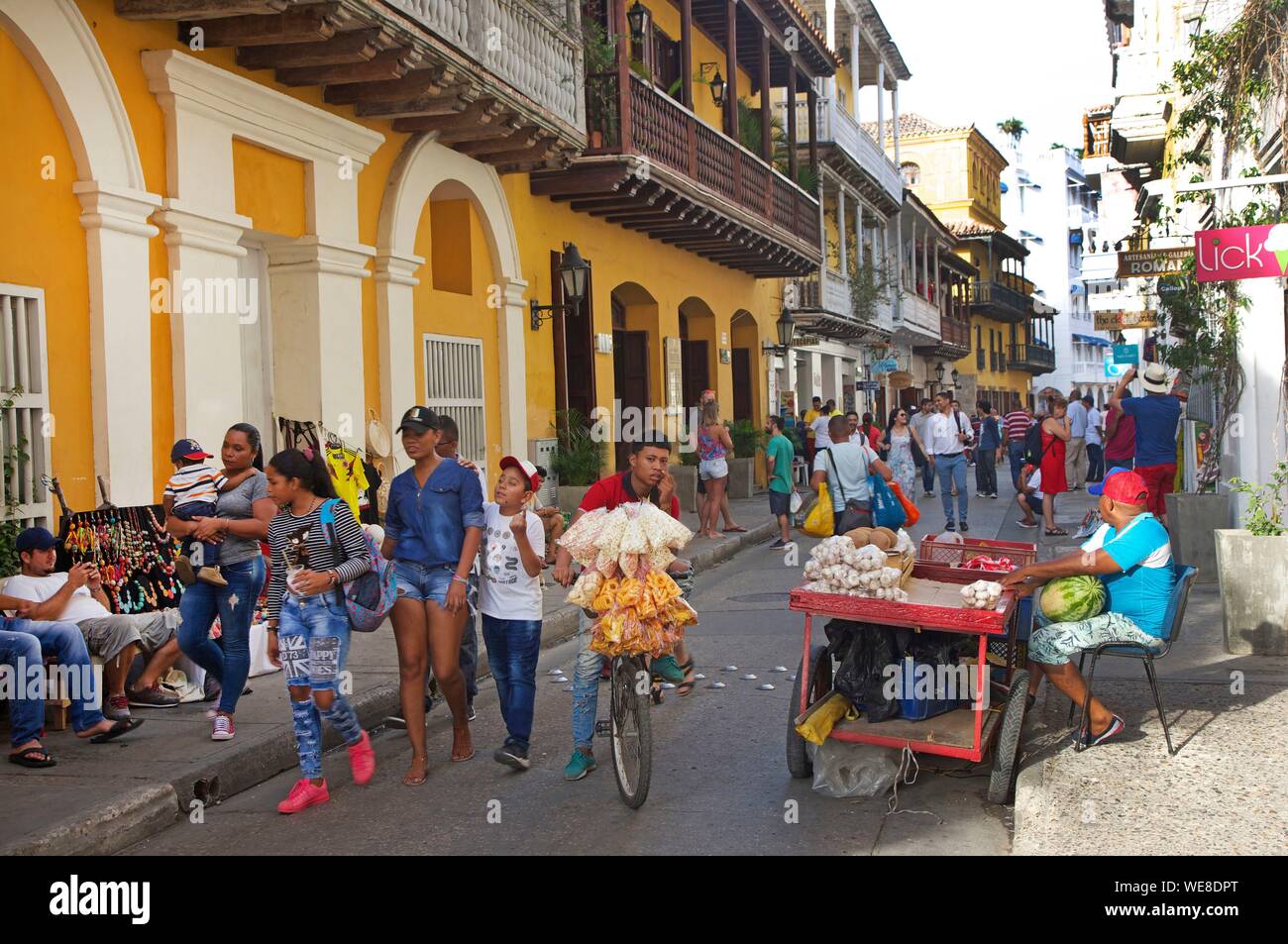 La Colombia, Dipartimento di Bolivar, Cartagena, elencato come patrimonio mondiale dall' UNESCO, fornitori in una strada della città vecchia Foto Stock