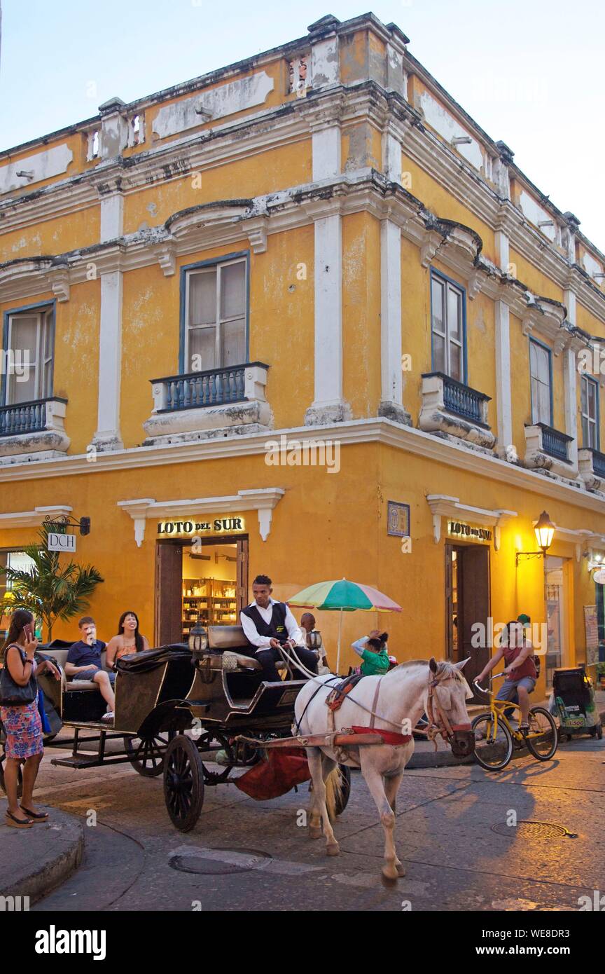 La Colombia, Dipartimento di Bolivar, Cartagena, elencato come patrimonio mondiale dall UNESCO, il carrello nella parte anteriore di una casa coloniale nella città vecchia Foto Stock