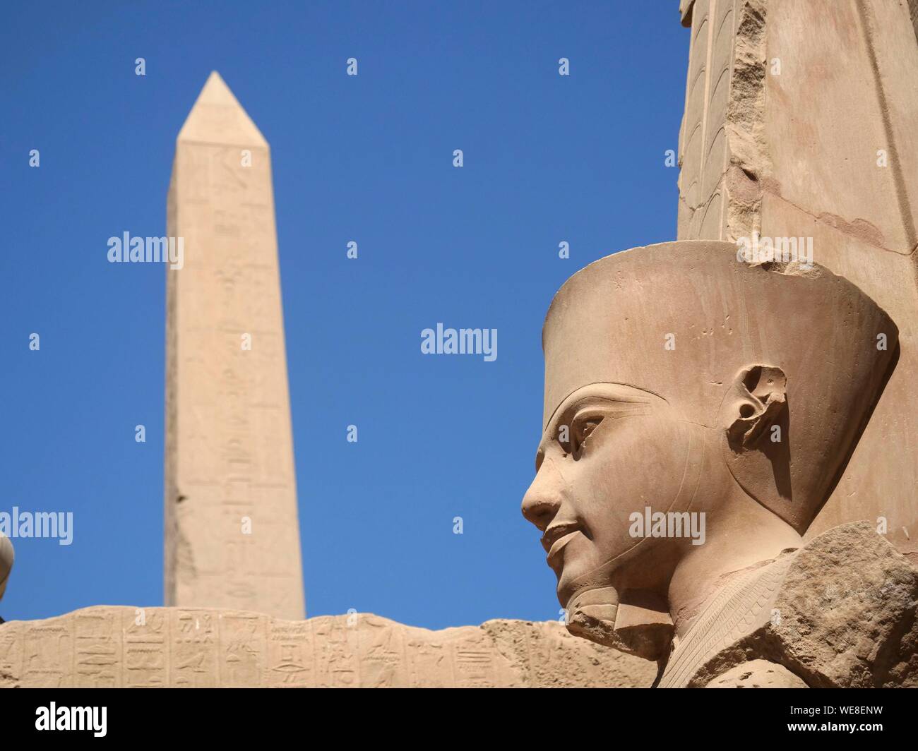 Egitto Alto Egitto, Valle del Nilo, Luxor, Karnak Sito Patrimonio Mondiale, il tempio dedicato al dio Amon, Obelisco e statua di Tutankhamon Foto Stock