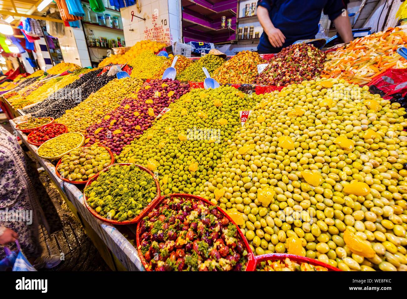 Il Marocco, Casablanca, distretto Habous, courette-mercato con olive Foto Stock