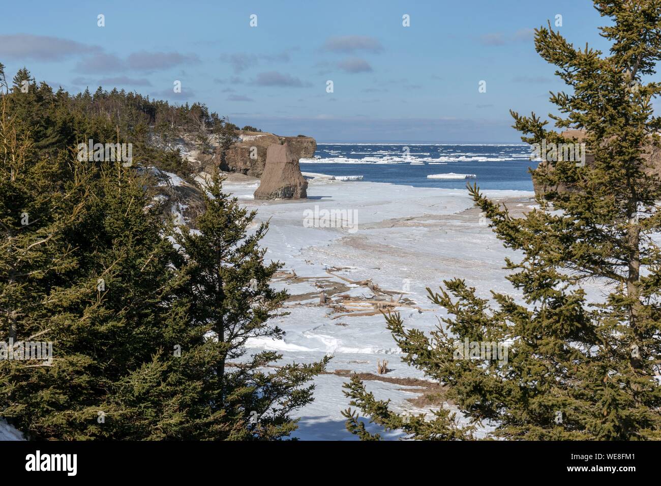 Canada, Provincia di New Brunswick, Chaleur Regione, Chaleur Bay, Grande Anse e Bathurst Costa, la spiaggia e la baia di Pokeshaw al momento della molla per lo scioglimento del ghiaccio Foto Stock
