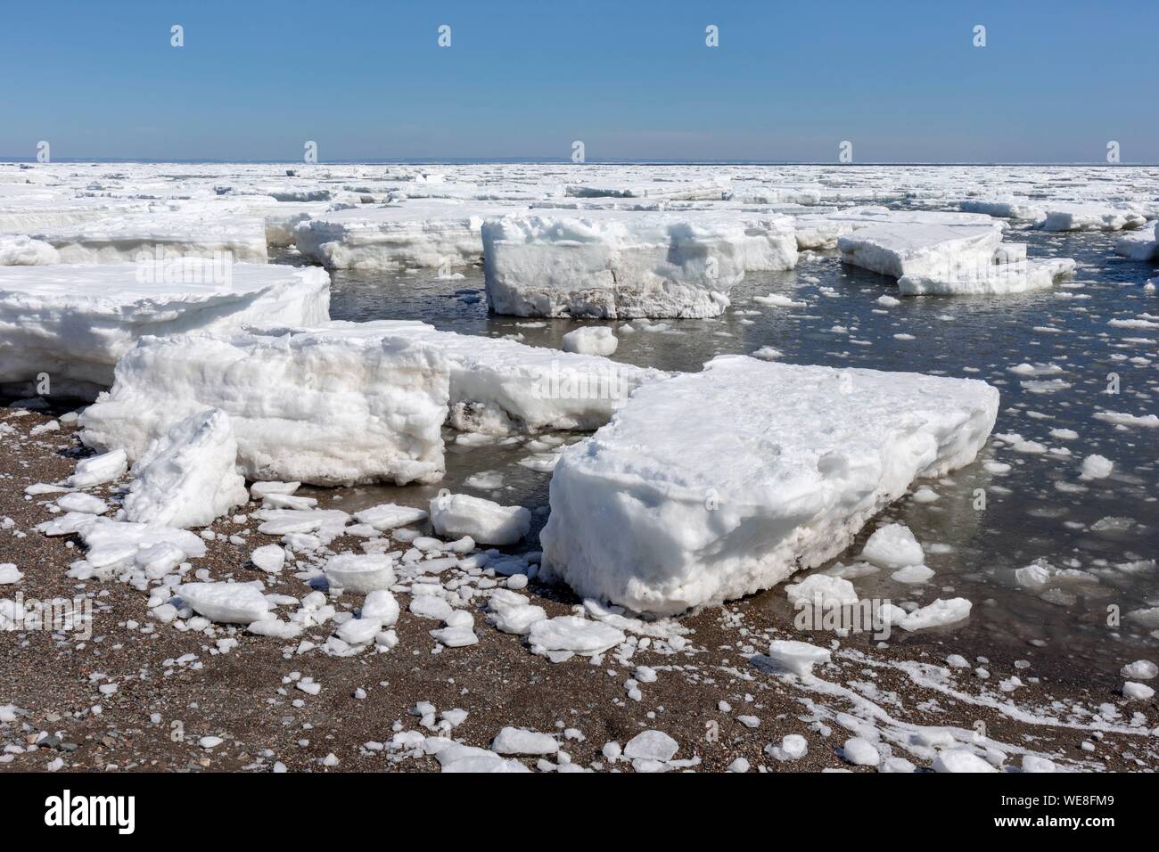 Canada, Provincia di New Brunswick, Chaleur Regione, Chaleur Bay, Beresford Beach durante la primavera per lo scioglimento del ghiaccio Foto Stock