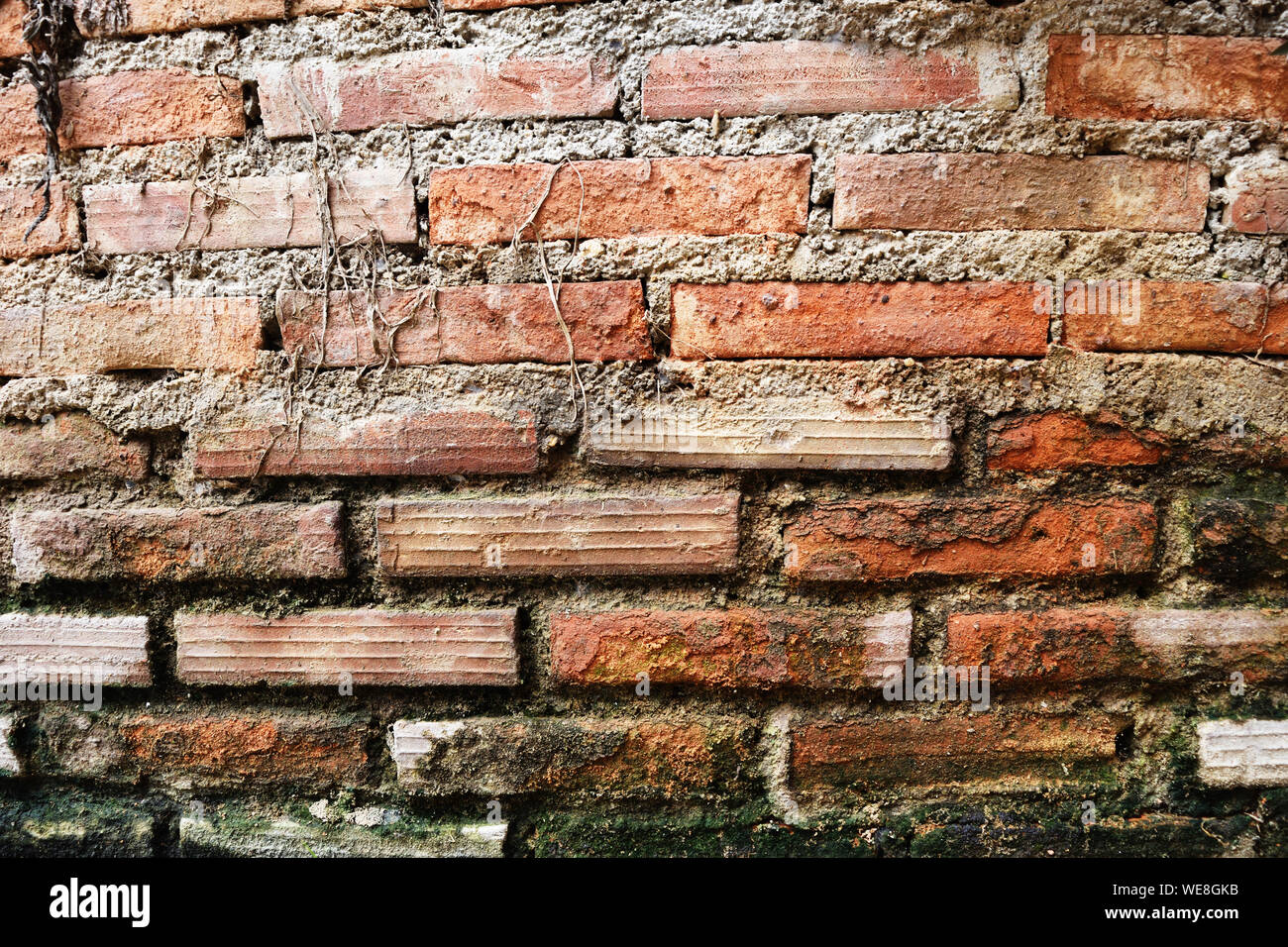 Background e texture da Vintage red muro di mattoni si sta deteriorando Foto Stock