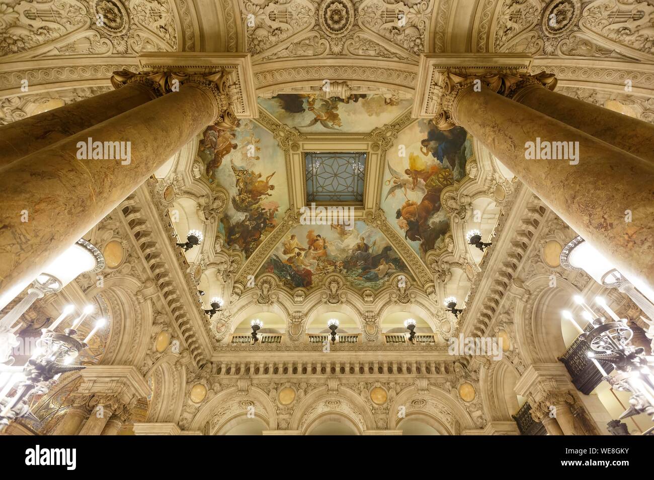 Francia, Parigi, Opera Garnier (1878) sotto l'architetto Charles Garnier in stile eclettico, il soffitto della navata della grande scala Foto Stock
