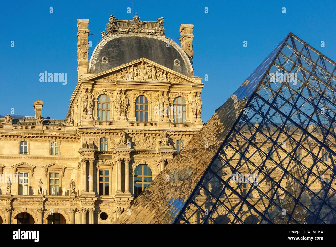 Francia, Parigi, zona elencata come patrimonio mondiale dall'UNESCO, la riflessione della facciata dell'Ala Richelieu sulla piramide del Louvre dall'architetto Ieoh Ming Pei in la Cour Napoleone Foto Stock