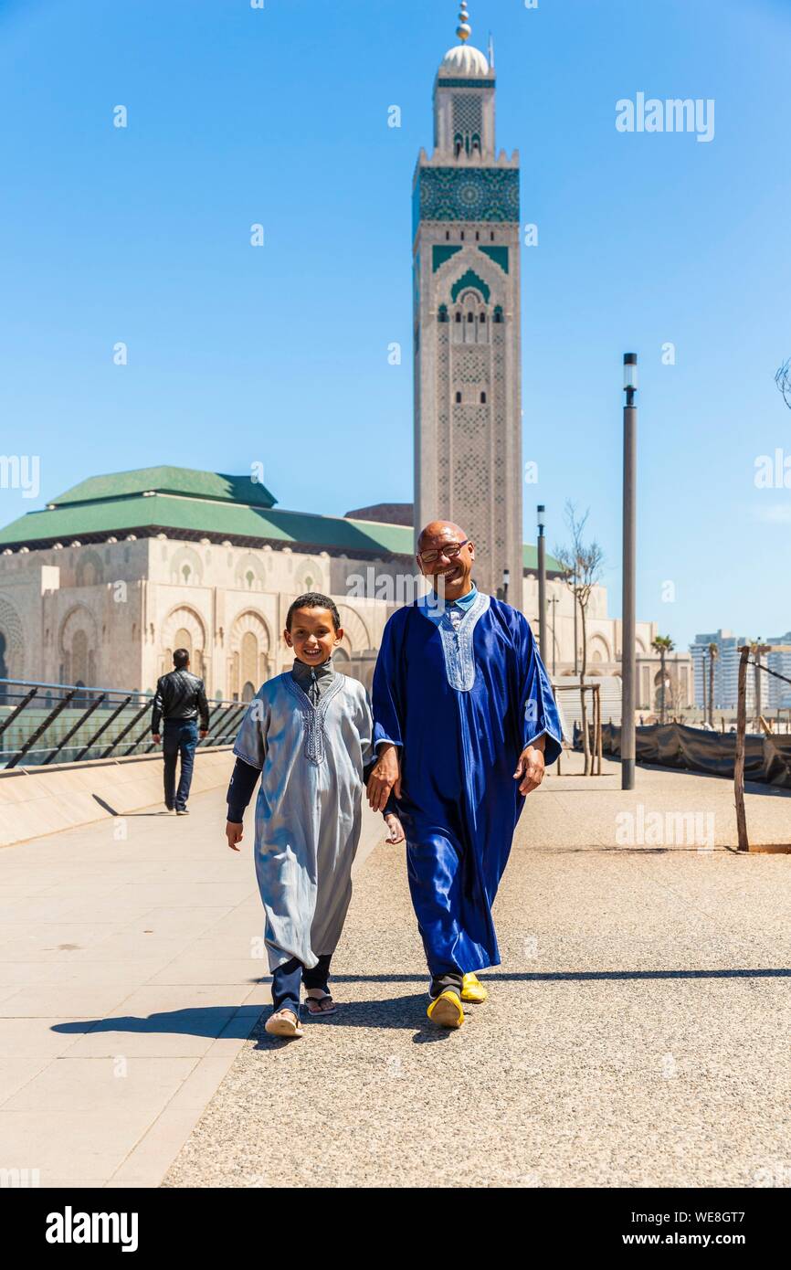 Il Marocco, Casablanca, piazza della moschea di Hassan II, padre e figlio al ritorno della preghiera del venerdì Foto Stock