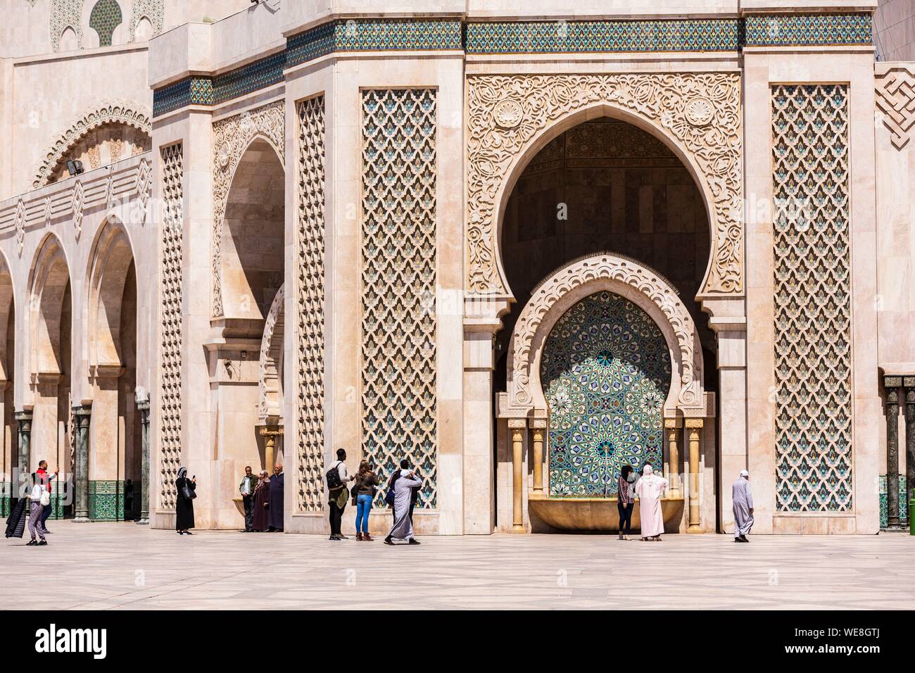 Il Marocco, Casablanca, fontana sul piazzale della moschea di Hassan II Foto Stock