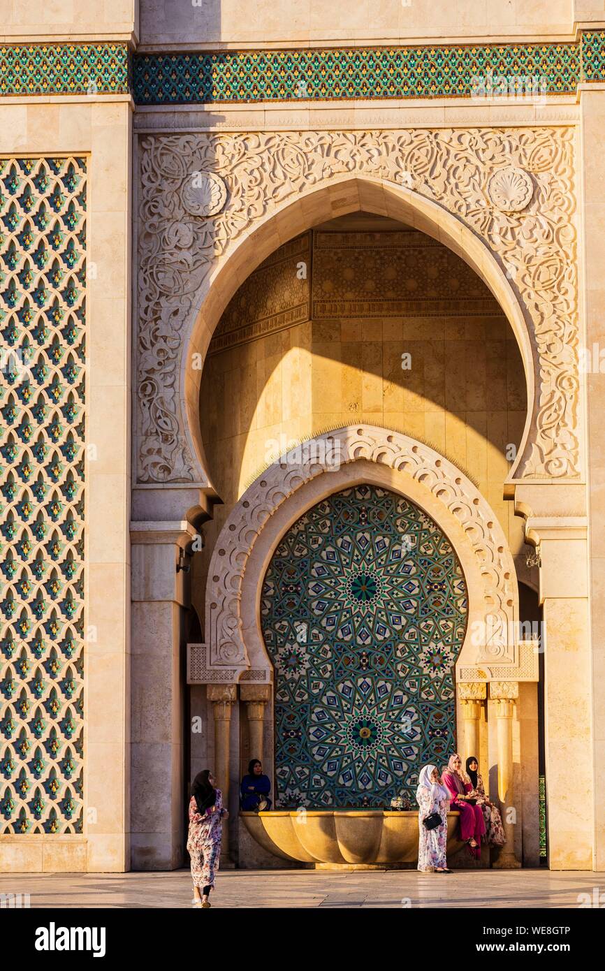 Il Marocco, Casablanca, fontana sul piazzale della moschea di Hassan II Foto Stock