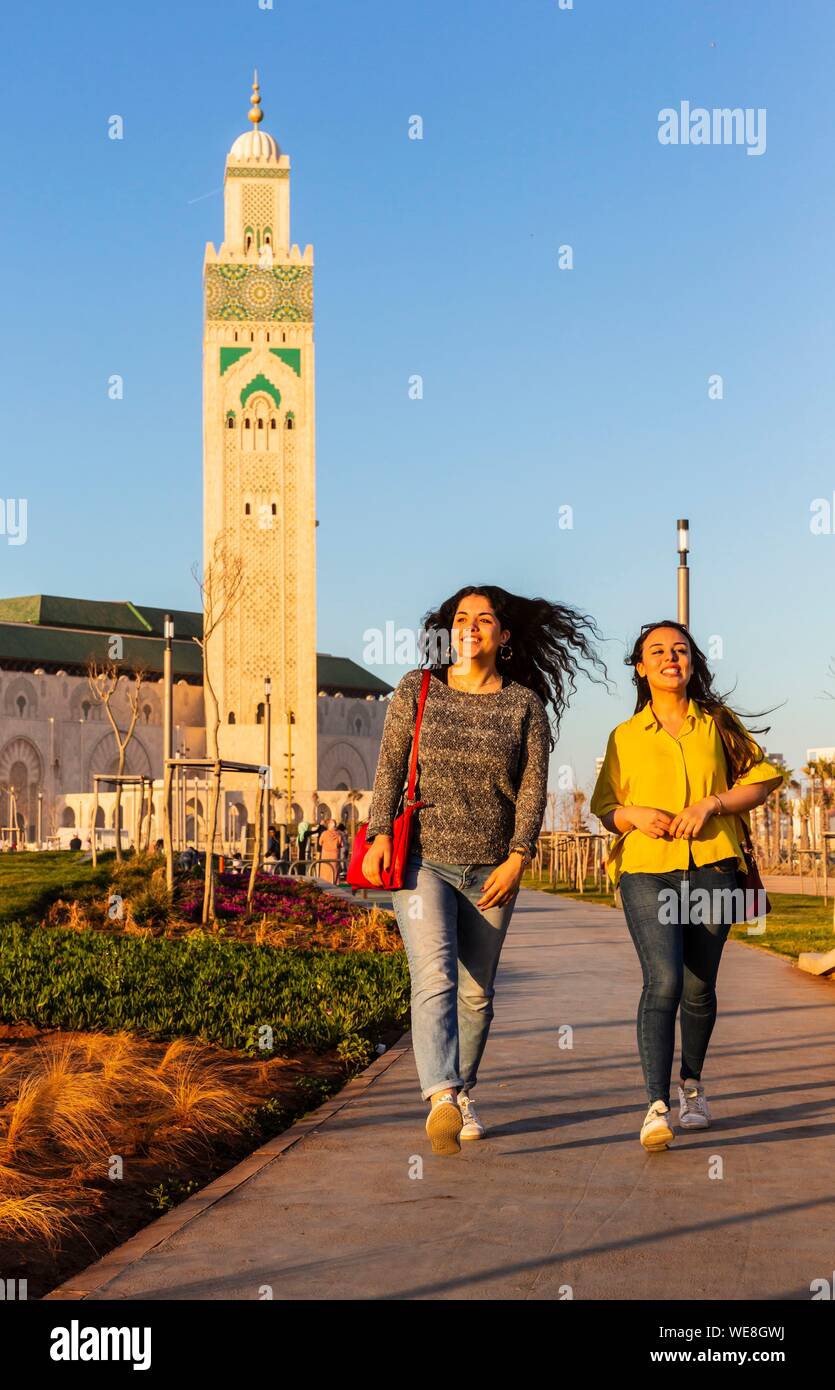 Il Marocco, Casablanca, giovani donne sul piazzale della moschea di Hassan II Foto Stock