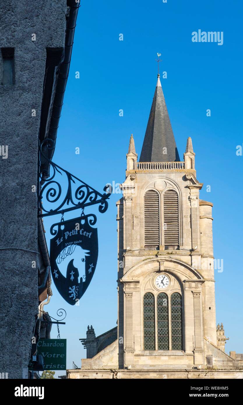 Francia, Yvelines (78), di Montfort-l'Amaury, la chiesa di St Pierre e la torre campanaria Foto Stock