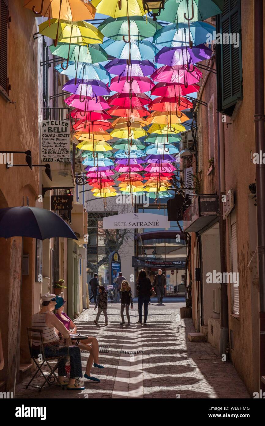 Francia, Var, Saint-Raphaël, Arts District, la cartapesta scultura dell'artista Liliana Anic e ombrelloni multicolori che pende sulla rue du Safranier Foto Stock