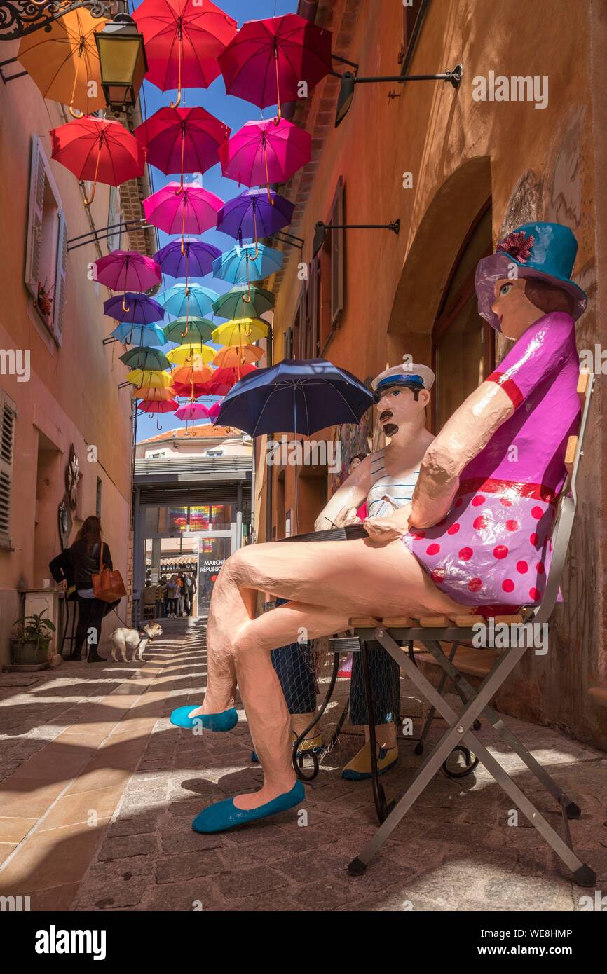 Francia, Var, Saint-Raphaël, Arts District, la cartapesta scultura dell'artista Liliana Anic e ombrelloni multicolori che pende sulla rue du Safranier Foto Stock