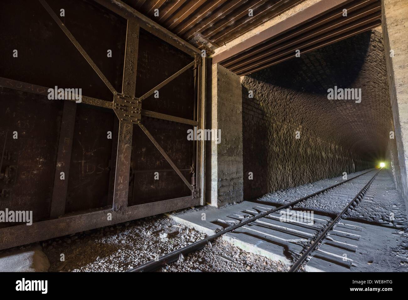 Francia, Loir et Cher, Saint Rimay, sede tedesca W3, la porta di metallo all'interno del tunnel ferroviario Foto Stock