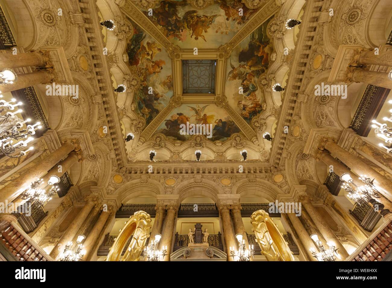 Francia, Parigi, Opera Garnier (1878) sotto l'architetto Charles Garnier in stile eclettico, il soffitto della navata della grande scala Foto Stock