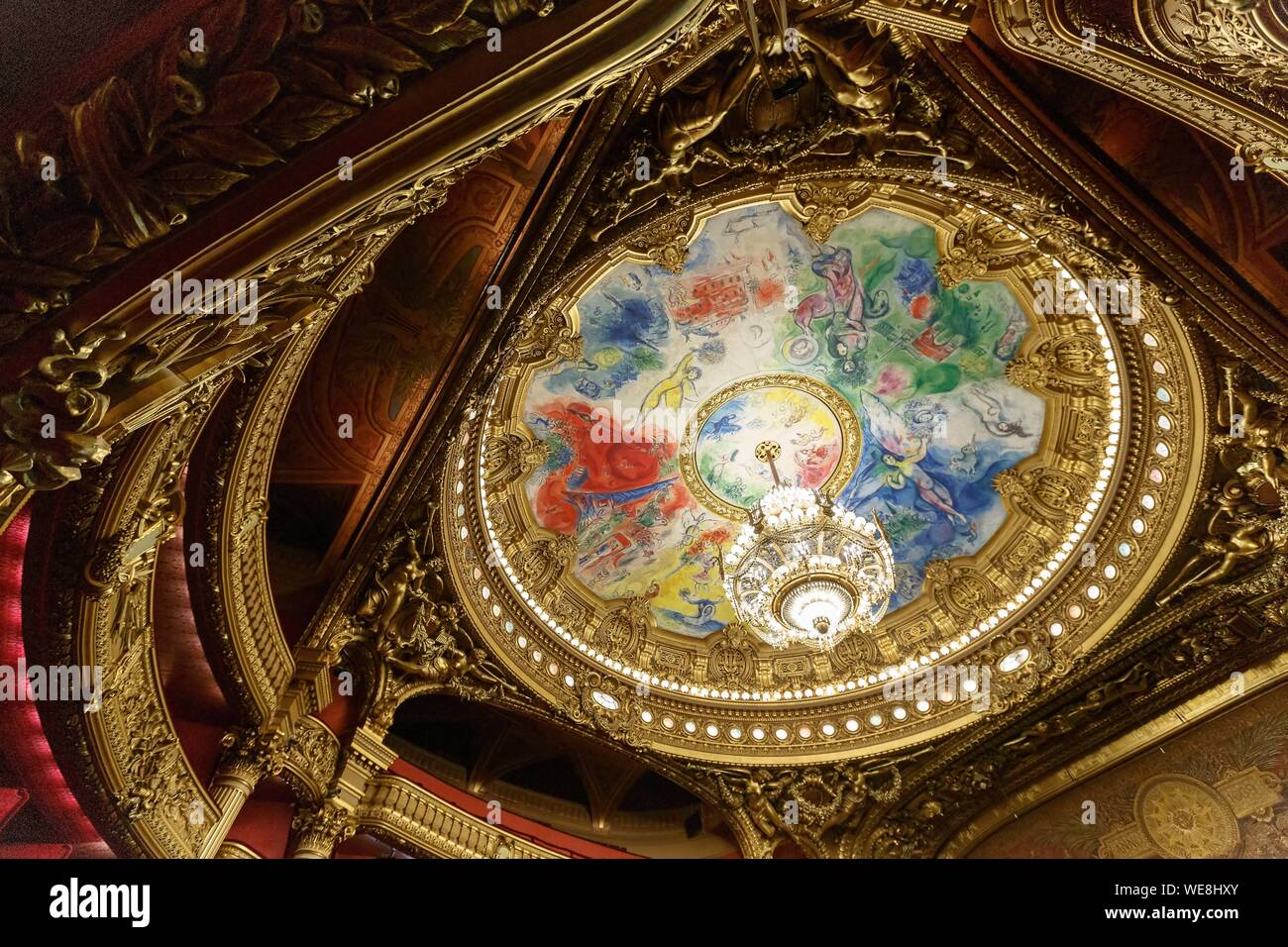 Francia, Parigi, Opera Garnier (1878) sotto l'architetto Charles Garnier, la cupola del soffitto della sala grande dipinto da Marc Chagall e il grande lampadario Foto Stock