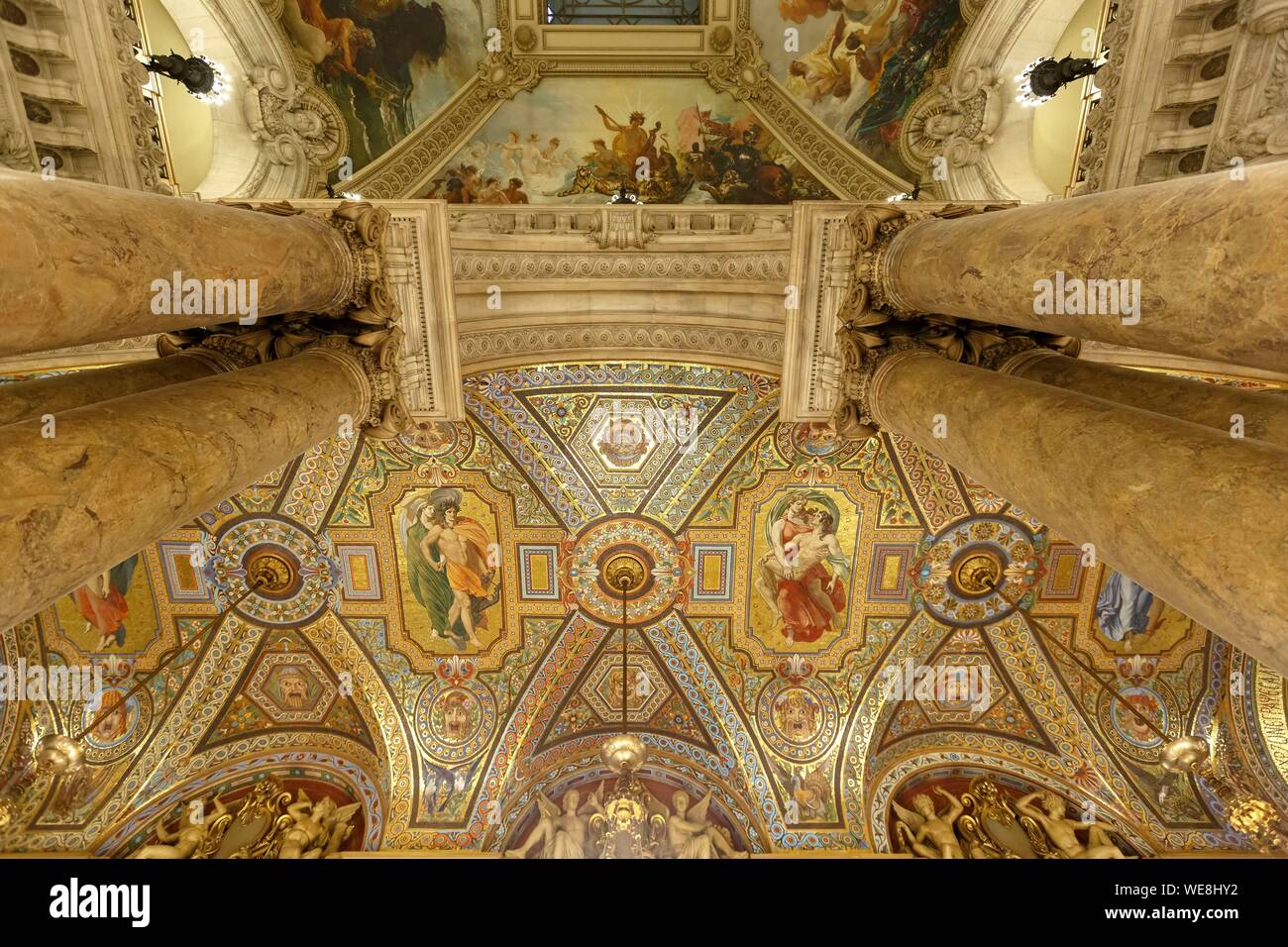 Francia, Parigi, Opera Garnier (1878) sotto l'architetto Charles Garnier in stile eclettico, il soffitto della navata della grande scala Foto Stock