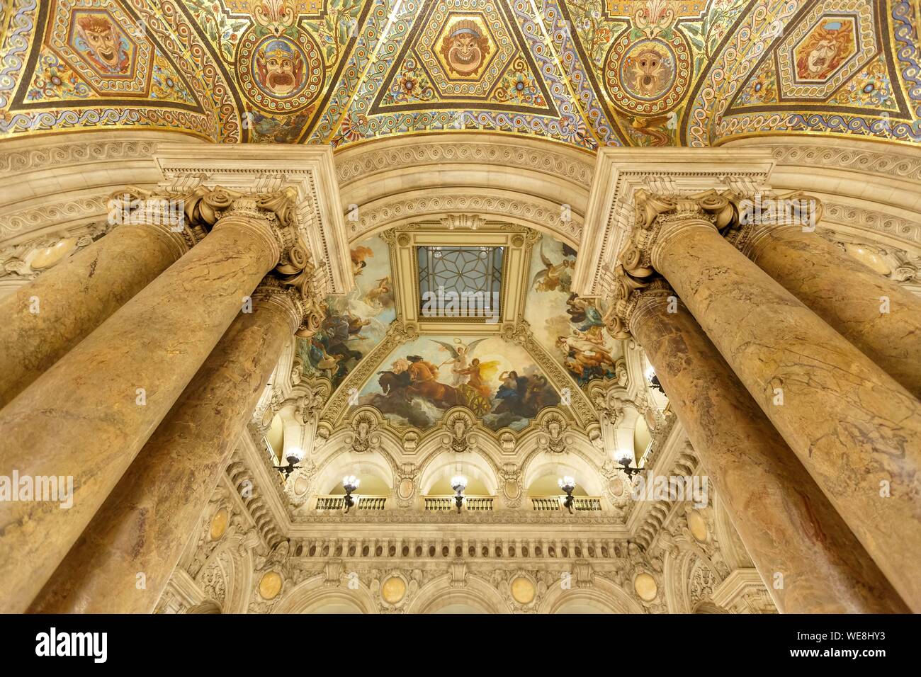 Francia, Parigi, Opera Garnier (1878) sotto l'architetto Charles Garnier in stile eclettico, il soffitto della navata della grande scala Foto Stock