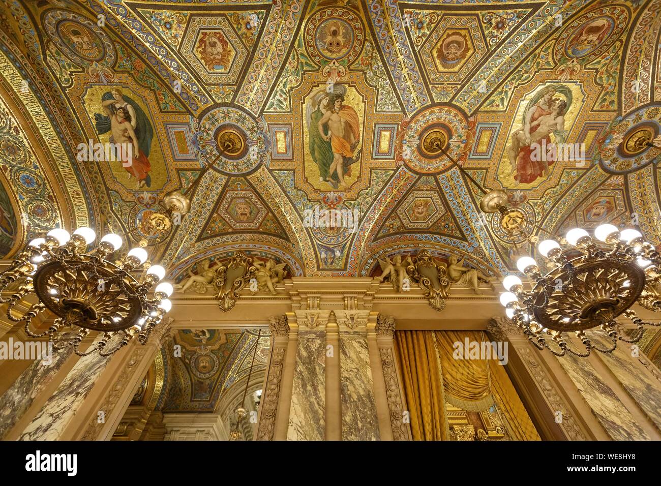 Francia, Parigi, Opera Garnier (1878) sotto l'architetto Charles Garnier in stile eclettico, soffitto del Grand Hall dipinta da Paul Baudry Foto Stock