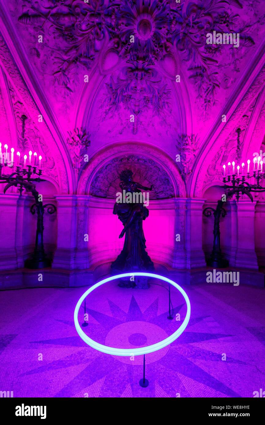 Francia, Parigi, Opera Garnier (1878) sotto l'architetto Charles Garnier in stile eclettico, il Bassin de la Pythie sul fondo dello scalone, scultura rby Duchessa di Castiglione Colonna Foto Stock