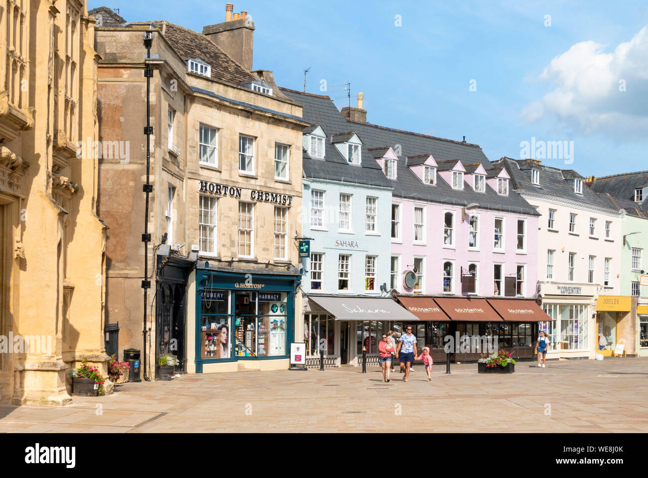 Negozi e imprese sul mercato Cirencester town center Cirencester Inghilterra WILTSHIRE REGNO UNITO GB Europa Foto Stock