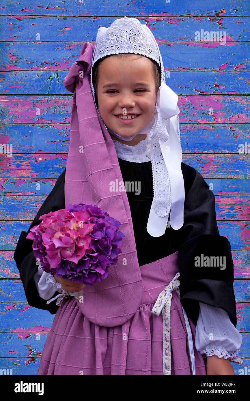 Francia, Finisterre, Pont l'Abbe festival di ricamo, Breizh cerchio con Galon de Plovan, Costume da bambino Foto Stock